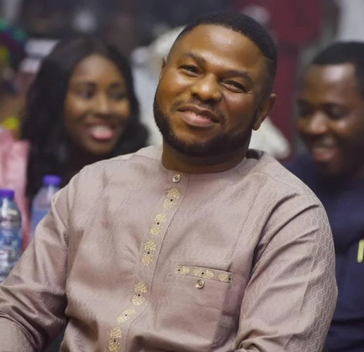 Yinka Ayefele weeps as NSCDC punches him, threatens to shoot